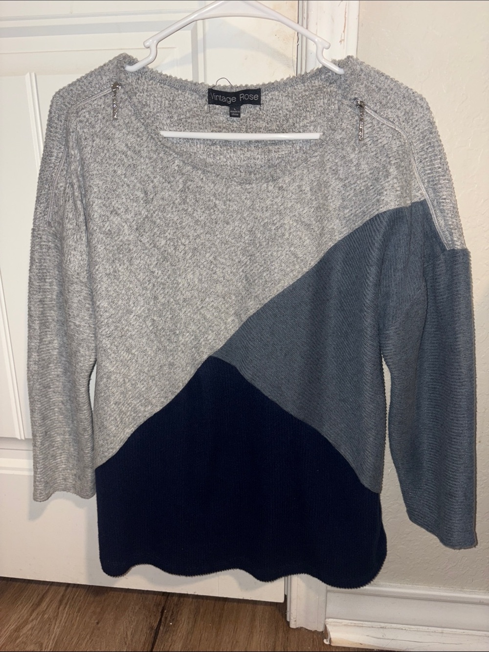 Vintage Rose Colorblock Scoop Neck Sweater in Gray & Navy